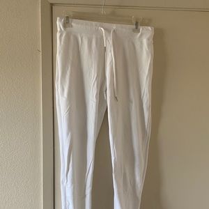 White joggers Saski